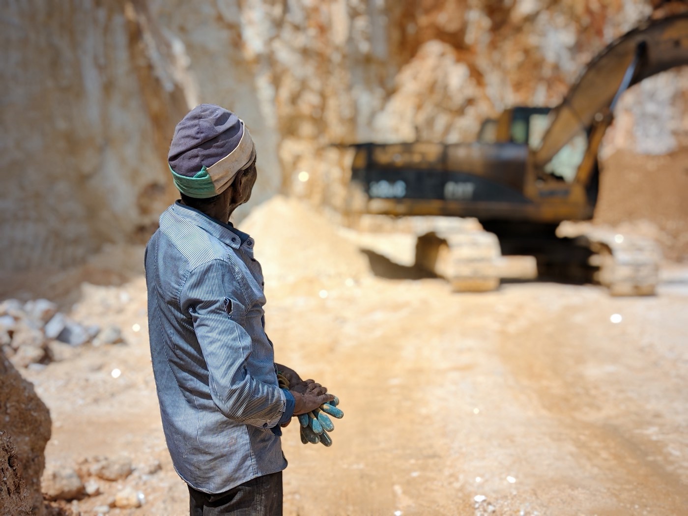 Worker in safety gear at the quartz extraction face